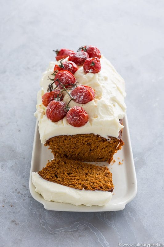 Tomatenkuchen mit Kaffee, Tonkabohne &amp; Frischkäse-Frosting